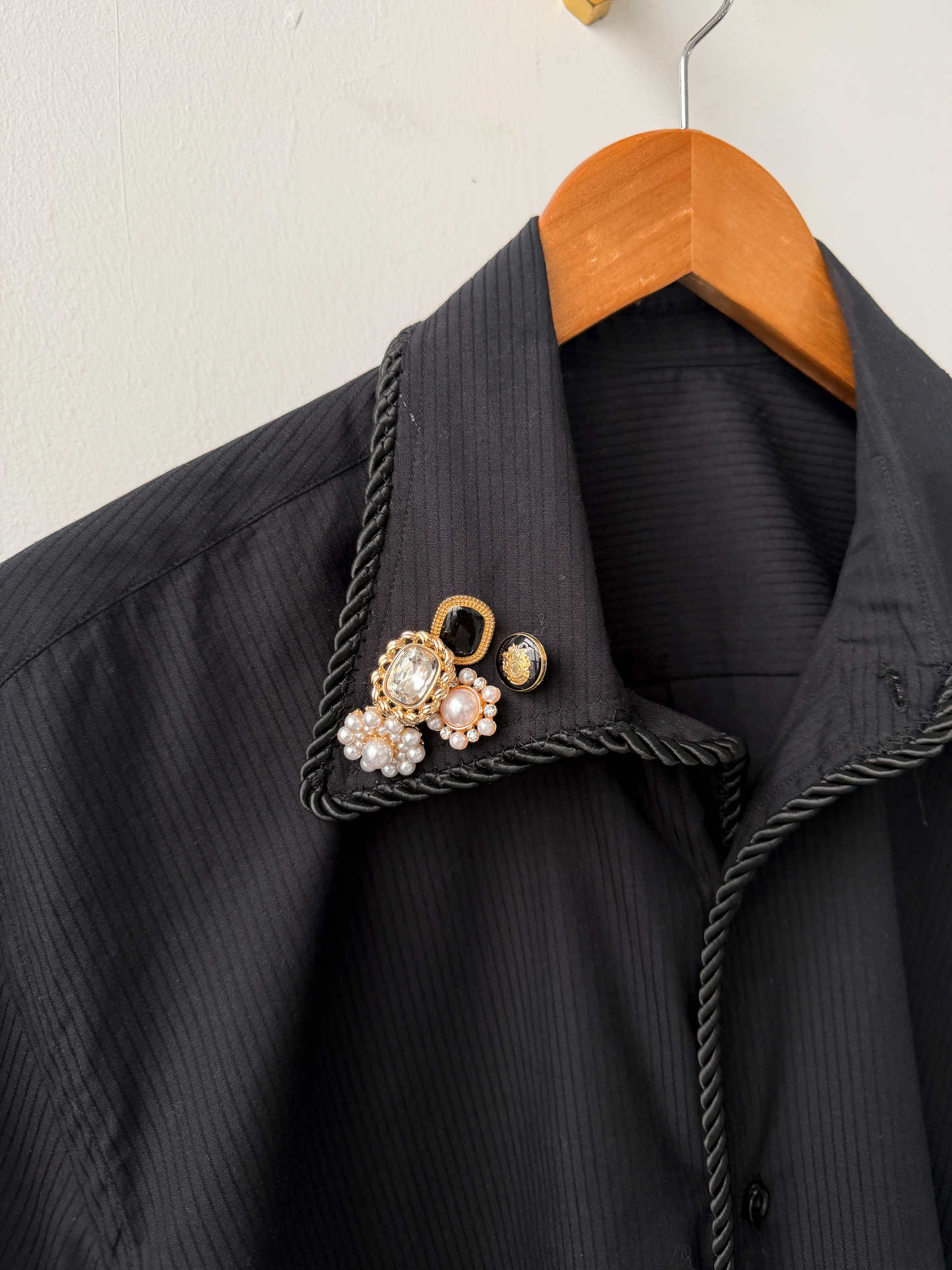SS Emb. Lasso Shirt ALL BLACK- M