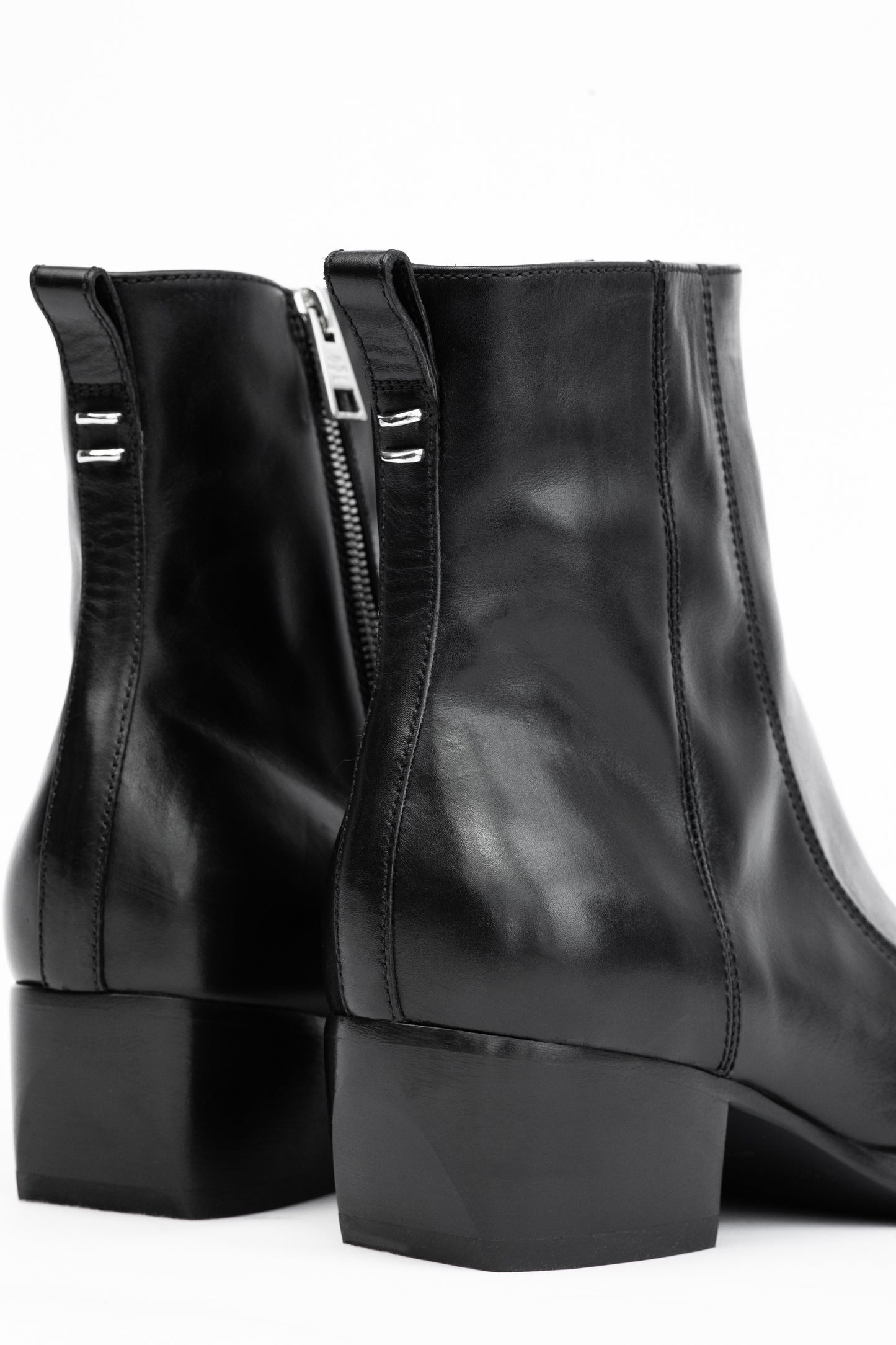 POINTED LEATHER BOOT - BLACK