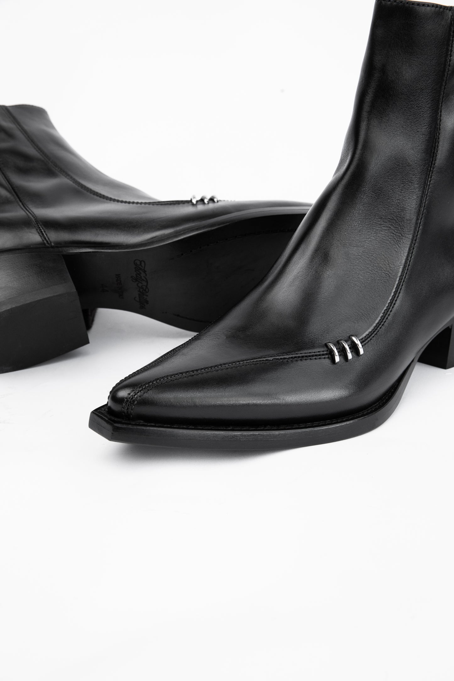 POINTED LEATHER BOOT - BLACK